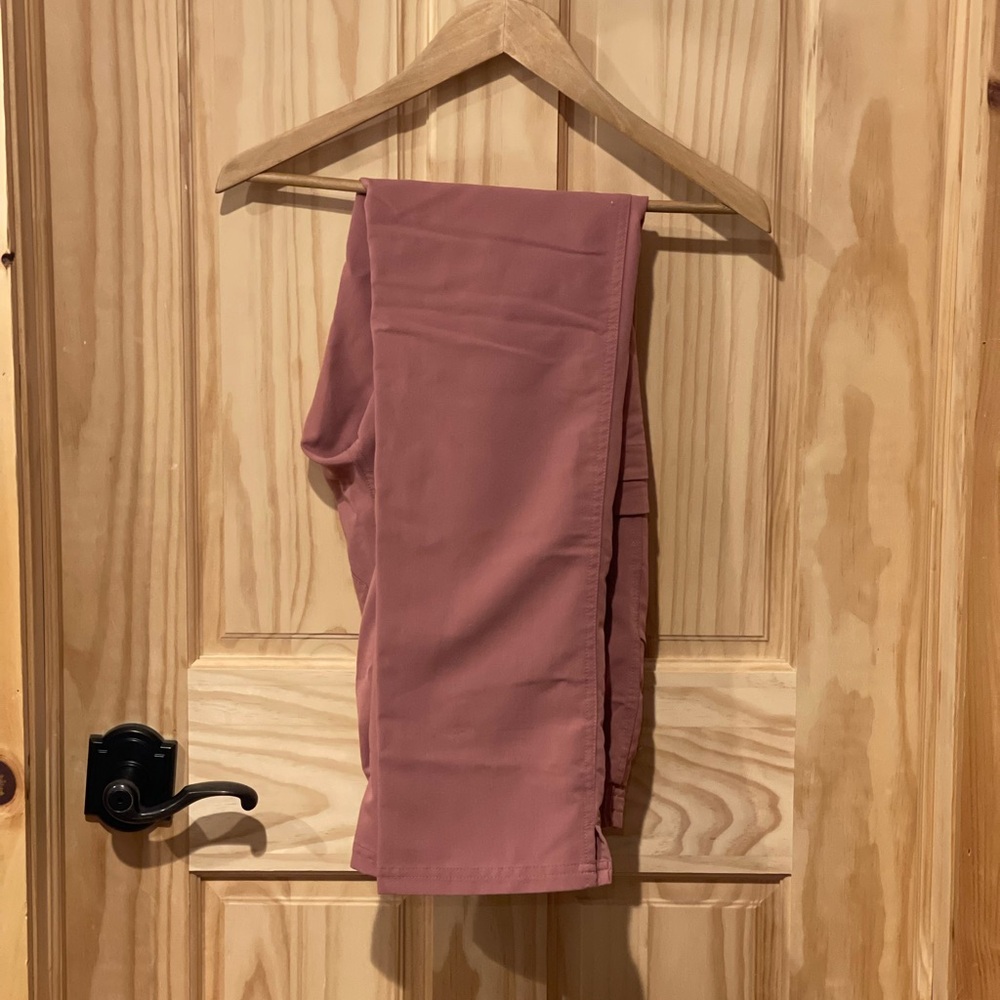 Woman Fig’s Skinny Leg Scrub Pants